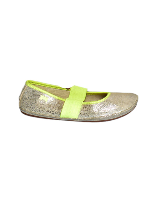 A Silver Flats from Camper in size 6T for girl. (Front View)