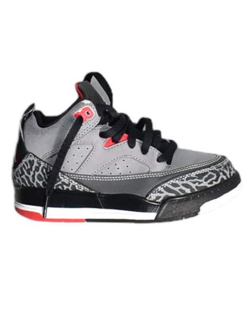 A Grey Sneakers from Air Jordan in size 5T for boy. (Front View)