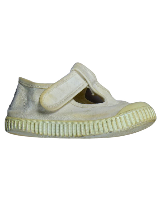 A White Sneakers from Victoria in size 18-24M for girl. (Front View)