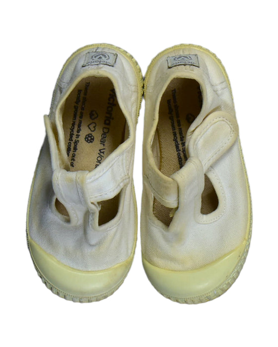 A White Sneakers from Victoria in size 18-24M for girl. (Back View)