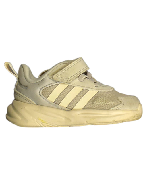 A White Sneakers from Adidas in size 18-24M for girl. (Front View)