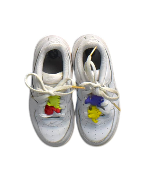 A White Sneakers from Nike in size 4T for neutral. (Back View)