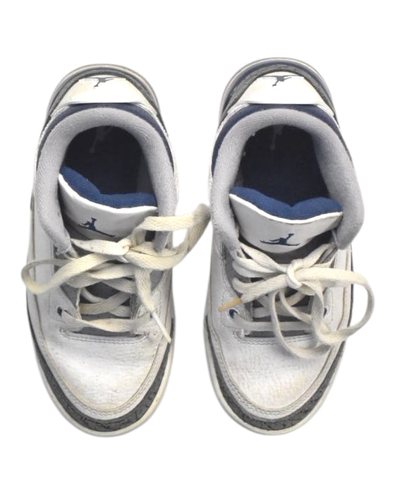A White Sneakers from Nike in size 5T for neutral. (Back View)
