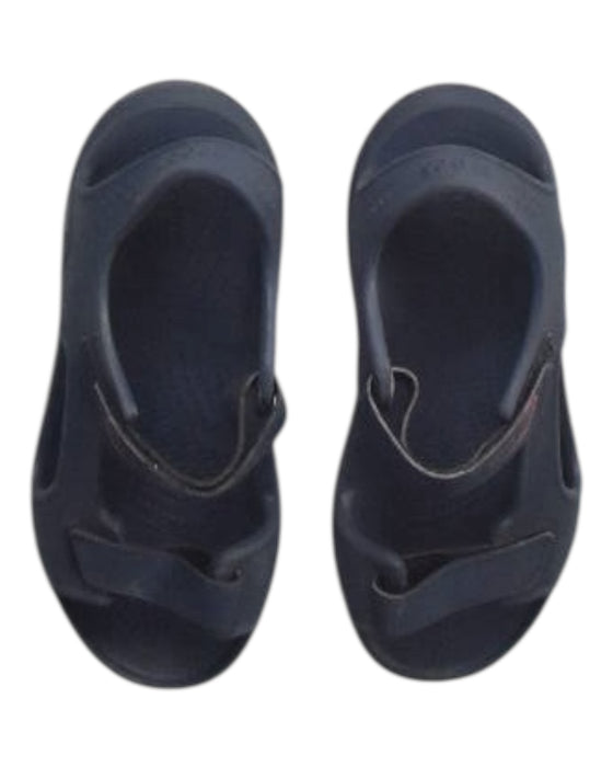 A Black Sandals from Crocs in size 6T for boy. (Back View)