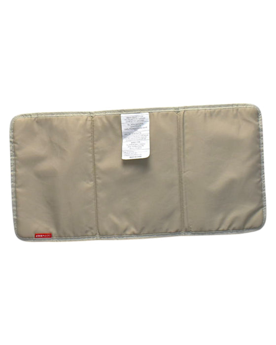 A Beige Changing Mats & Covers from Skip Hop in size O/S for neutral. (Front View)