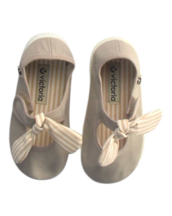 A Beige Flats from Victoria in size 3T for girl. (Back View)
