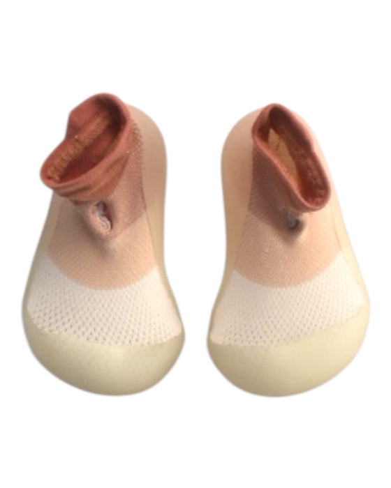A Peach Aqua Shoes from Attipas in size 12-18M for girl. (Back View)