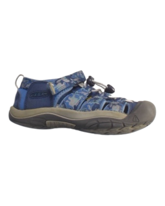 A  Sandals from Keen in size 7Y for boy. (Front View)
