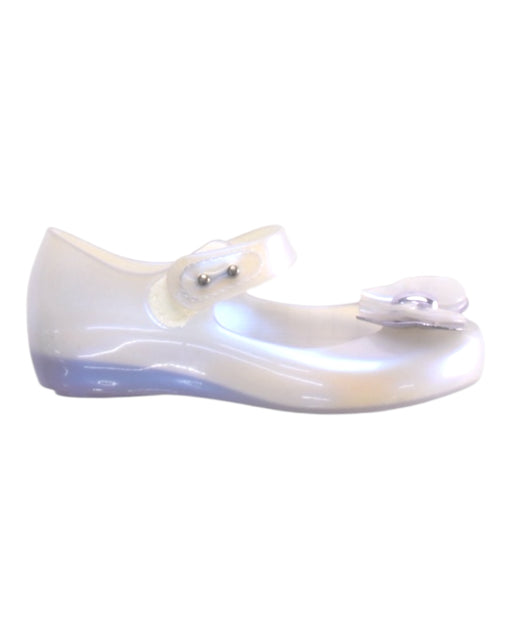 A White Flats from Mini Melissa in size 5T for girl. (Front View)