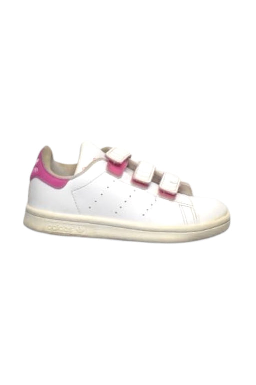 A White Sneakers from Adidas in size 5T for girl. (Front View)