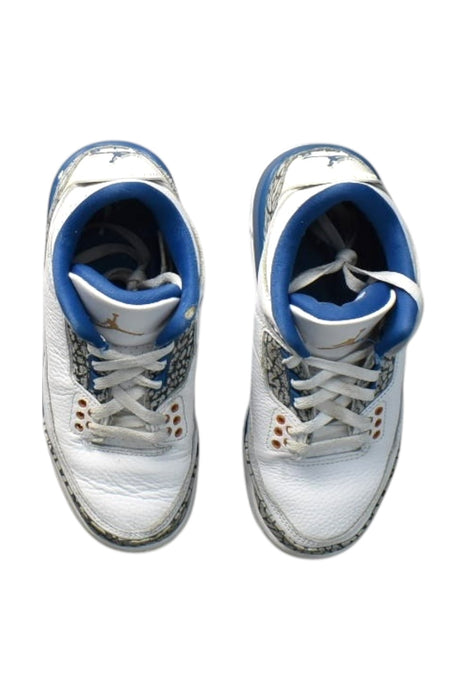 A White Sneakers from Nike in size 11Y for boy. (Back View)