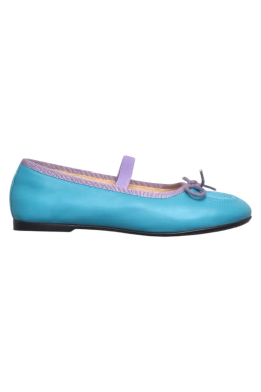 A Blue Flats from Gucci in size 6T for girl. (Front View)