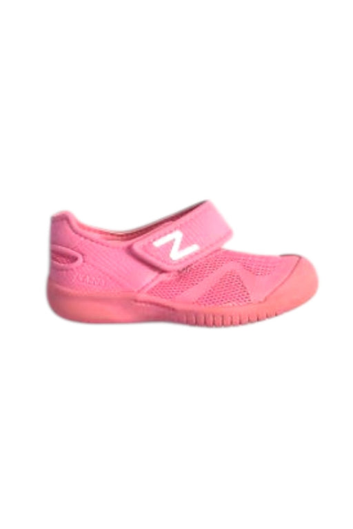 A Pink Aqua Shoes from New Balance in size 18-24M for girl. (Front View)