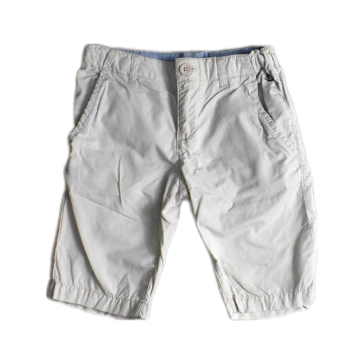 A White Shorts from Petit Bateau in size 5T for boy. (Front View)