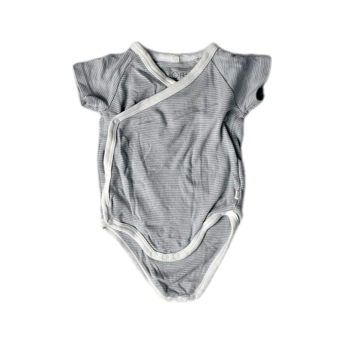 A Grey Short Sleeve Bodysuits from Mori in size 3-6M for girl. (Front View)