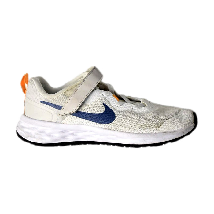 A White Sneakers from Nike in size 18-24M for neutral. (Front View)