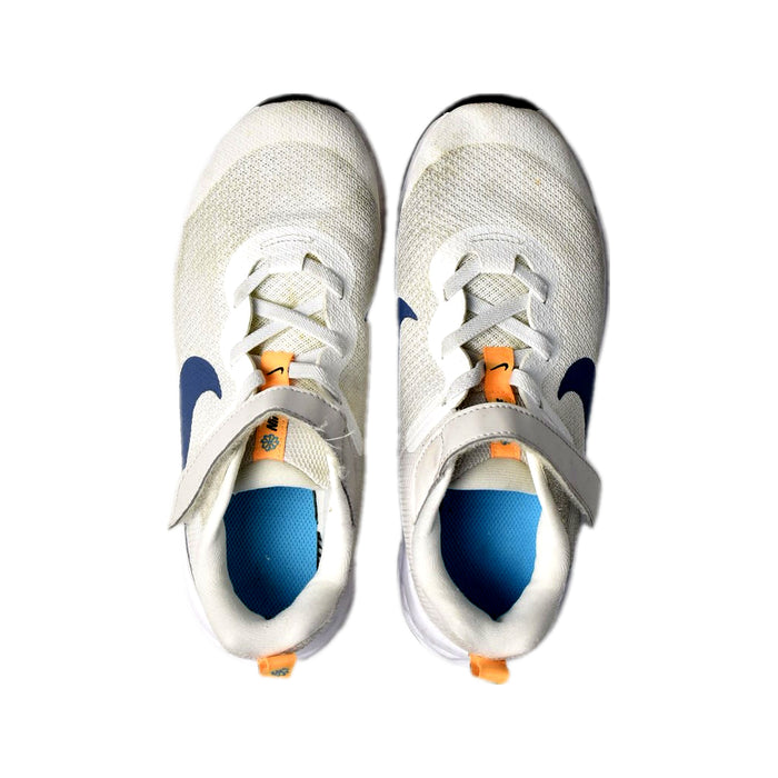 A White Sneakers from Nike in size 18-24M for neutral. (Back View)