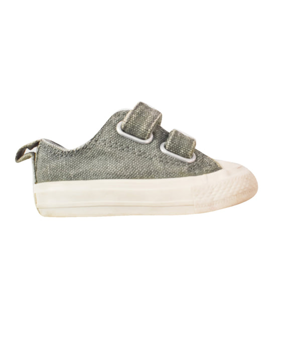 A Green Sneakers from Converse in size  for girl. (Front View)